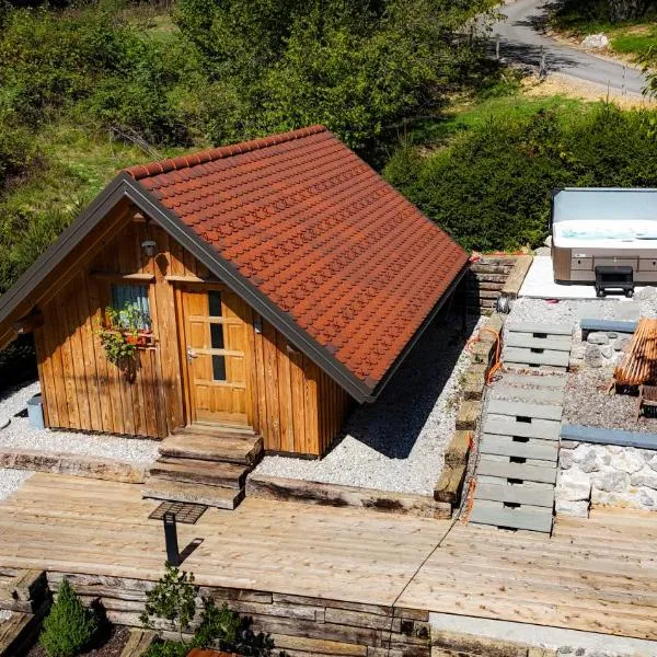 Glamping Avantura-Cozy Cabin for Two with Private Jacuzzi Kolpa Valley, hotel di Kostel
