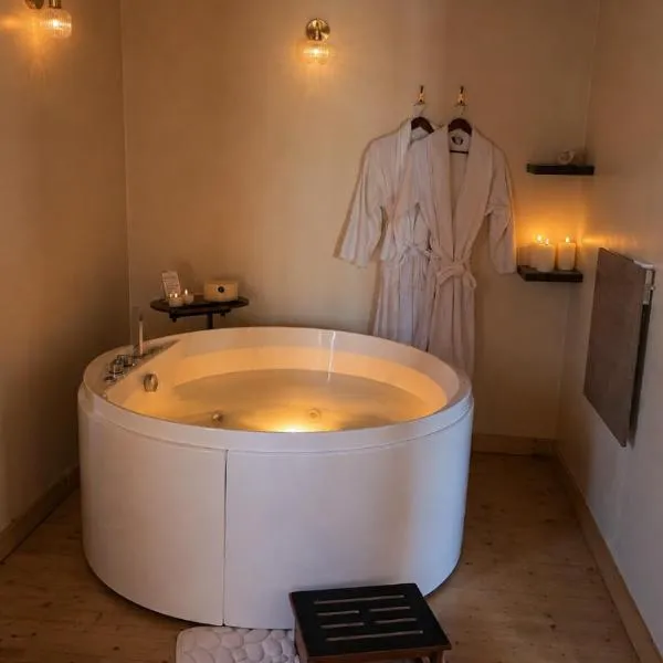 Chalet romantique - Jacuzzi privatif - King size,Montignac-Charente的飯店