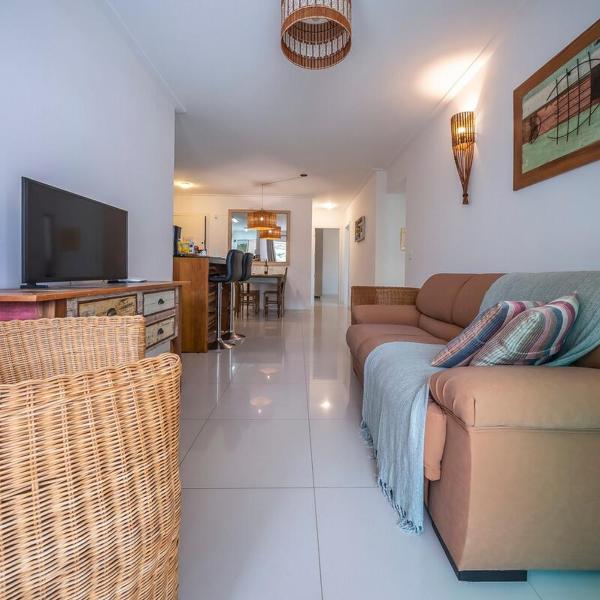 Apto em Bombinhas para família e amigos, apenas 2min da praia, com sacada grande, churrasqueira e vaga de garagem - Foto 5