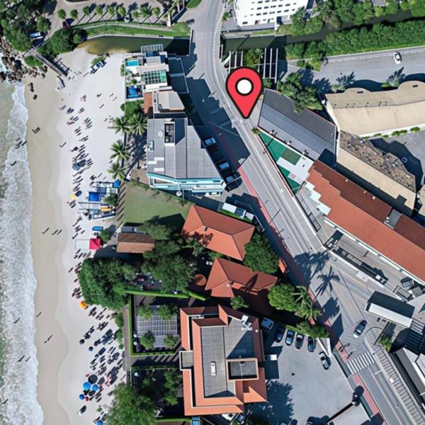 Centro de Bombinhas a 30 metros da praia