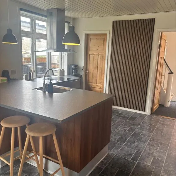 Hus nær Billund med spabad, have, grill og privat carport, hotel in Grindsted