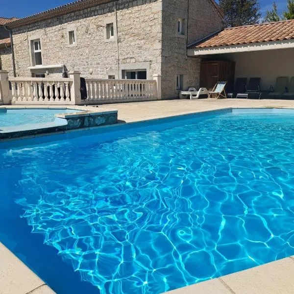 Gîte Ferrari 4-6 pers Ruoms Centre - Climatisé, Piscine, хотел в Руом
