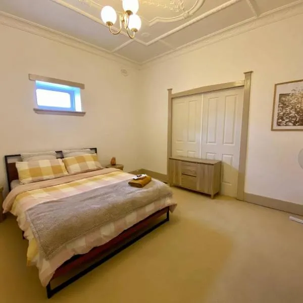 Spacious Private Room in Mckinnon 3 min to Train Station, Cafes and close to Monash Uni, отель в Мельбурне