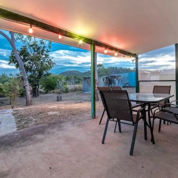 Birdsong House- Dingo Beach, готель у місті Hideaway Bay