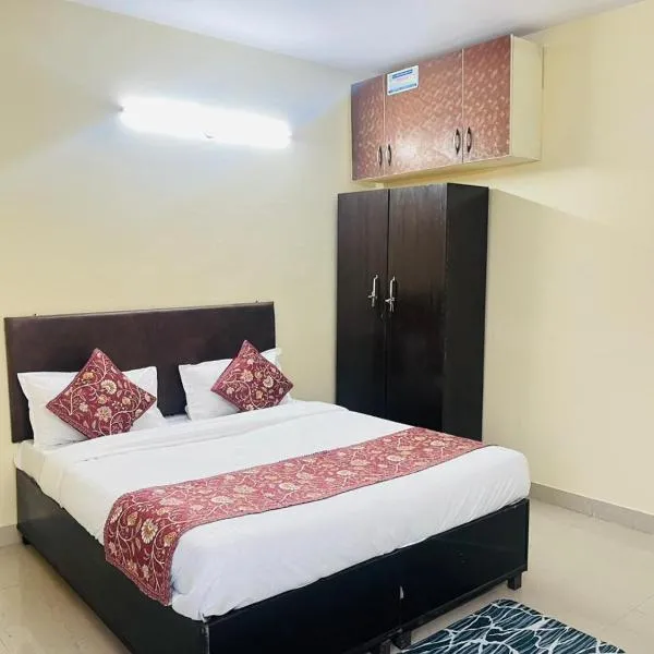 Viesnīca Hotel Blue Sky - Sector 34 Noida pilsētā Noida
