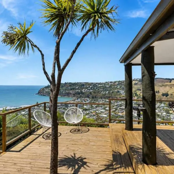 The Ultimate Cecil Wood Stay - Hot Tub BBQ & Views, hotel en Christchurch