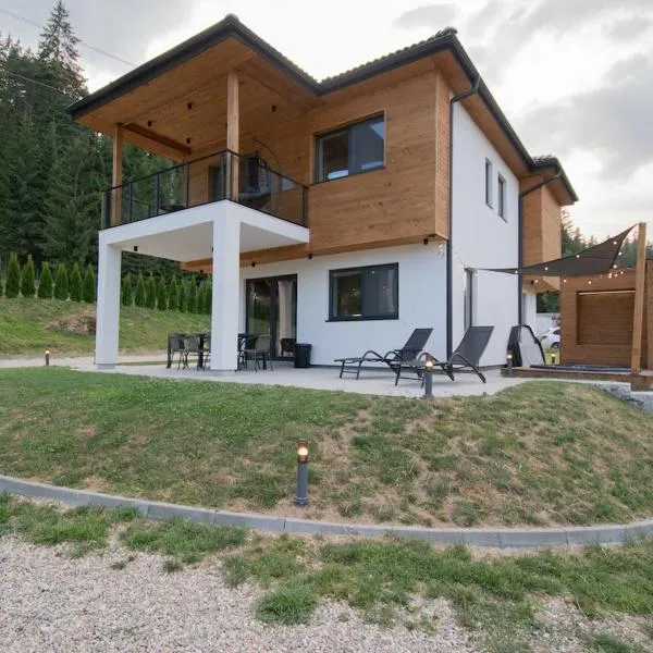 Hyggemate - Nordic Villa with Sauna & Jacuzzi Retreat, ξενοδοχείο σε Sarnitsa