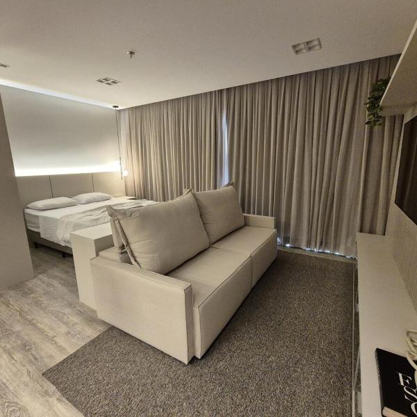 Flat moderno em Meia Praia 300m do mar com piscina
