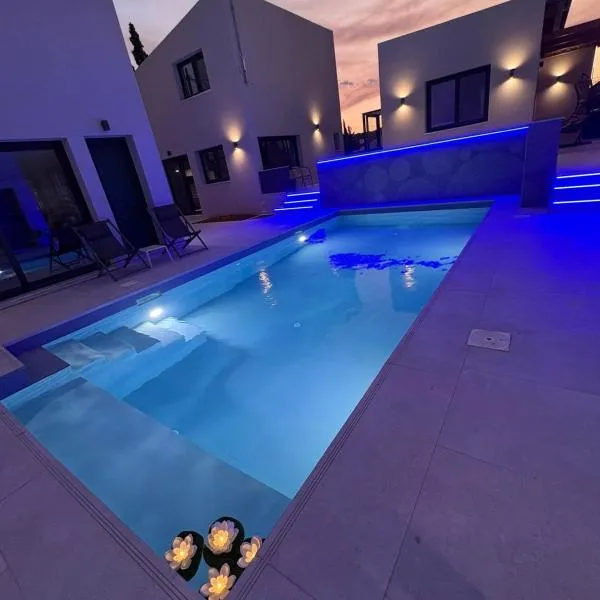 The Five Doors Apartments - Free 24hr Transportation to Airport, hotel di Artemida