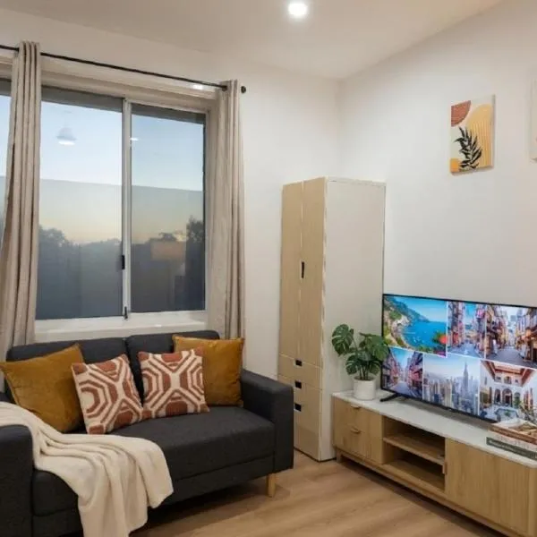 Sleep 4 New 1 bedroom 2 baths Villa Near Parramatta CBD and Westmead hospital, hotelli kohteessa Westmead