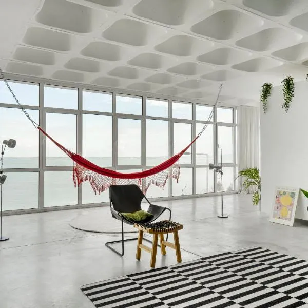Loft espaçoso com vista deslumbrante para o Tejo, hotel em Lisboa