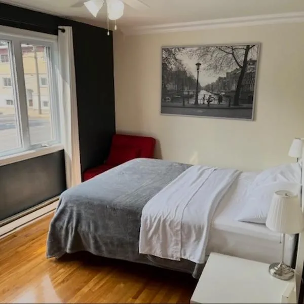 Cozy & spacious 3 BDR condo, hotel v mestu Montréal