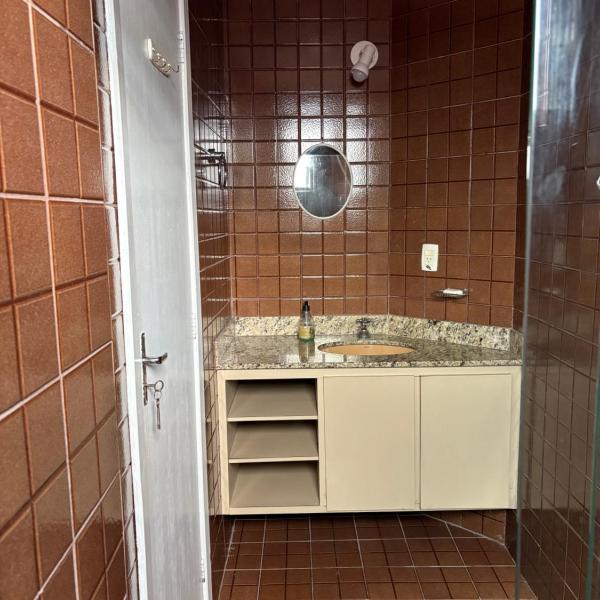 Apartamento completo com sacada próximo à praia - Foto 3