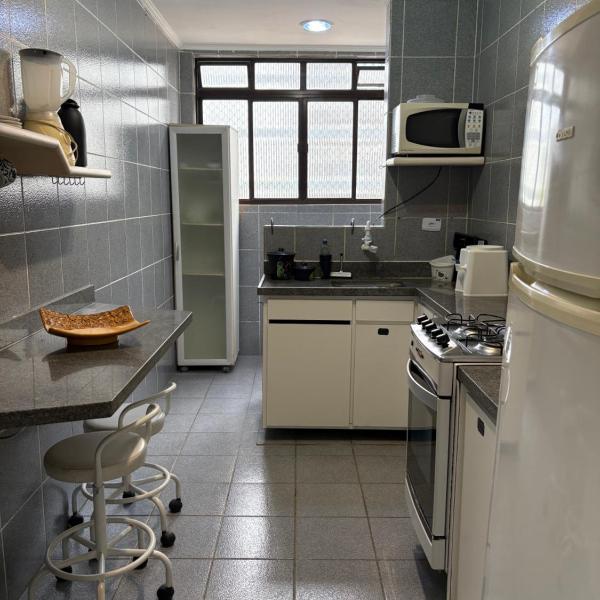 Apartamento completo com sacada próximo à praia - Foto 4
