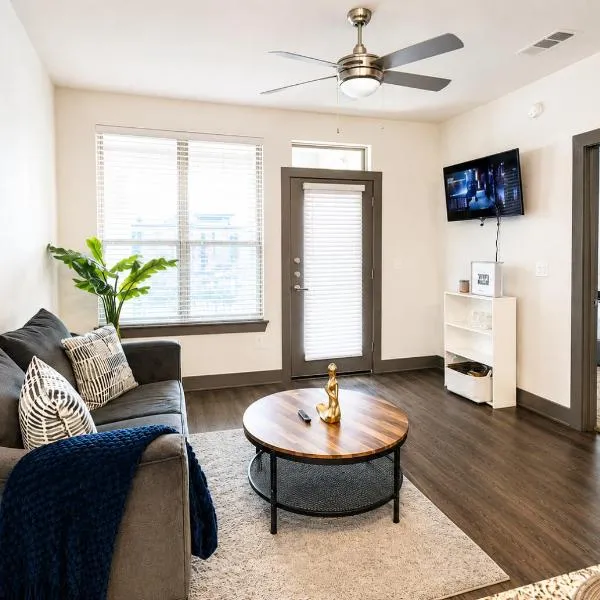 7 Min from IAH Business-Ready Condo w Pool & WiFi、ヒューストンのホテル