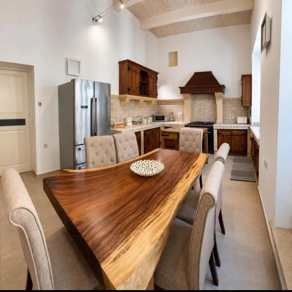 Modern House close to Airport & Valletta, hotel en Tal-Liedna
