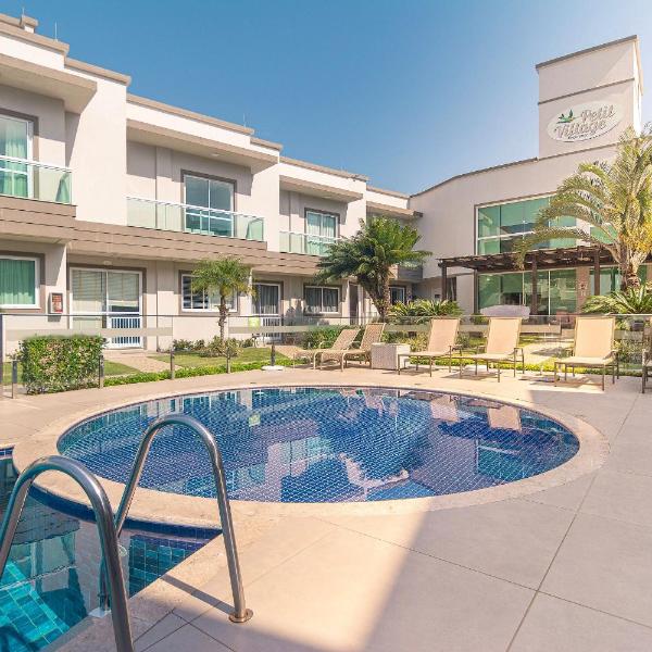Duplex à beira-mar com piscina e acesso à praia