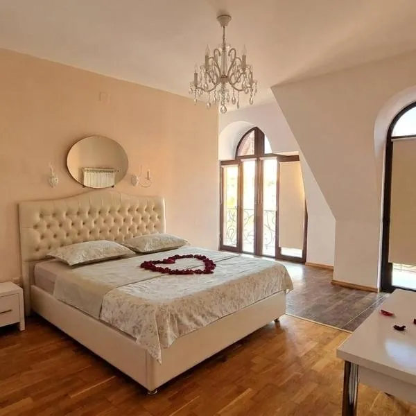 Rooftop Old Town Apartments"opposite Chabad", khách sạn ở Batumi