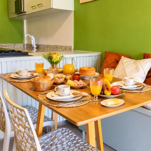 Apartamento com Piscina, Garagem, 8min Praia do Forte - Foto 4