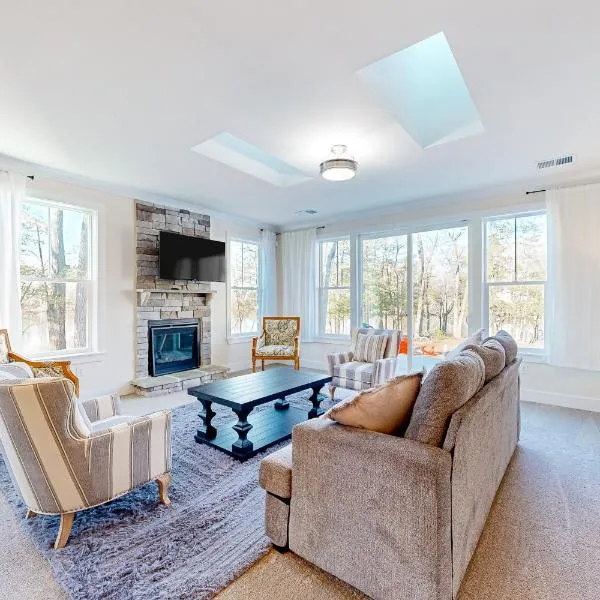 Dock, Game Room! Riverfront Retreat in Seaford, hotel em Seaford