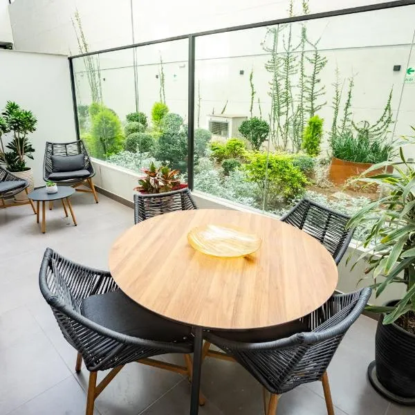 Stylish Miraflores Retreat - Patio, Pool, Garden，利馬的飯店