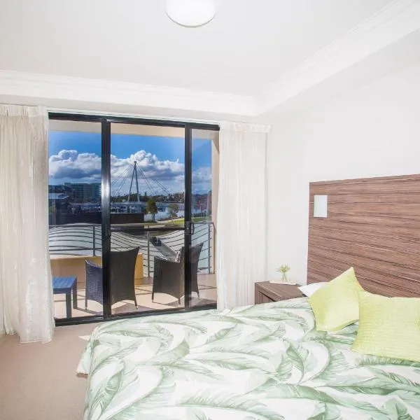 Lovely 2 Bedroom Serviced Apartment & Free Parking,曼杜拉的飯店