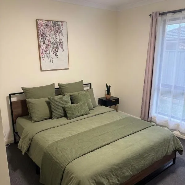 Cozy Retreat in the Heart of Craigieburn, hotel in Craigieburn