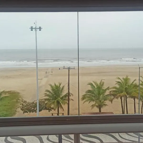 Apartamento com varanda e vista para o mar, em frente à praia de Caiobá, hotel en Matinhos