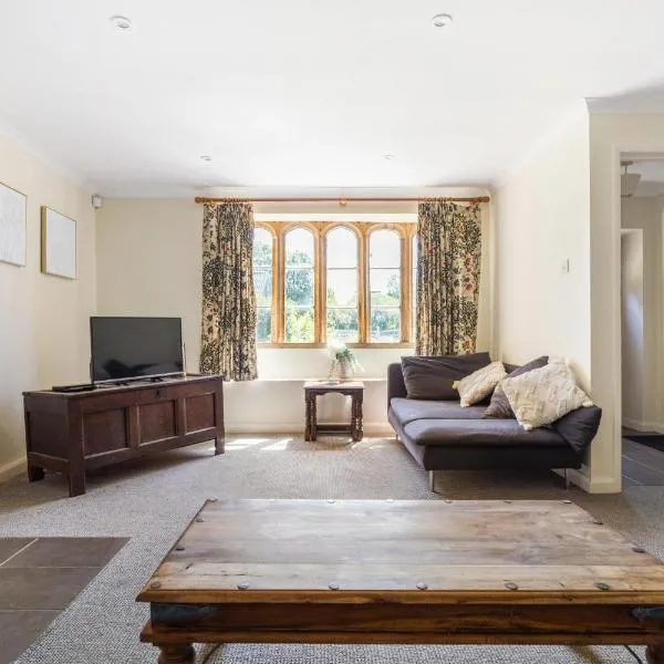 Charming Cottage Sleeps 7, hotel di Chard