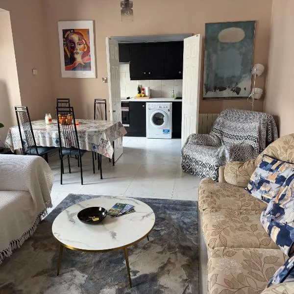 Spacious 2-Bedroom, 2-Bathroom by Dublin Castle, отель в Дублине