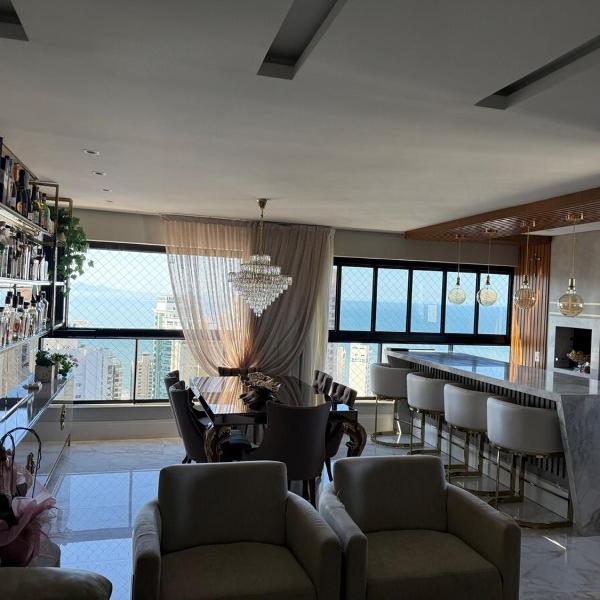 Sofisticado apartamento a 400mts da praia