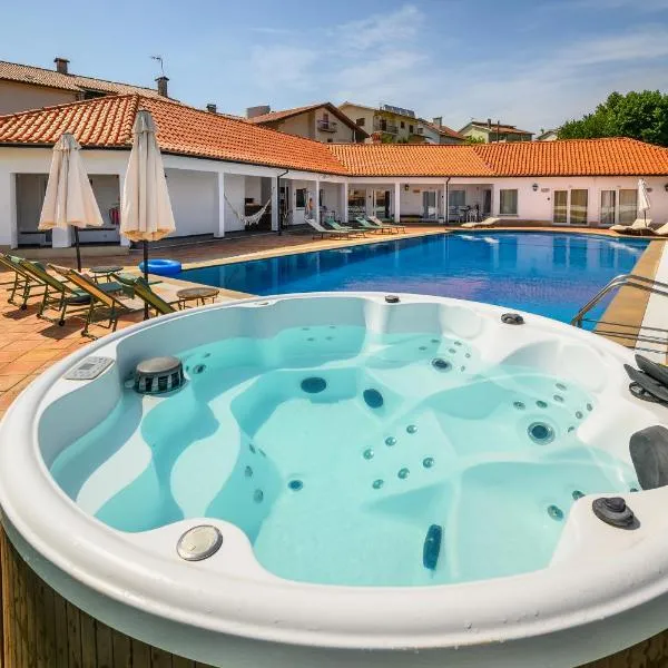 A Casa Branca - with Pool & Jacuzzi, hotel in Santa Comba Dão