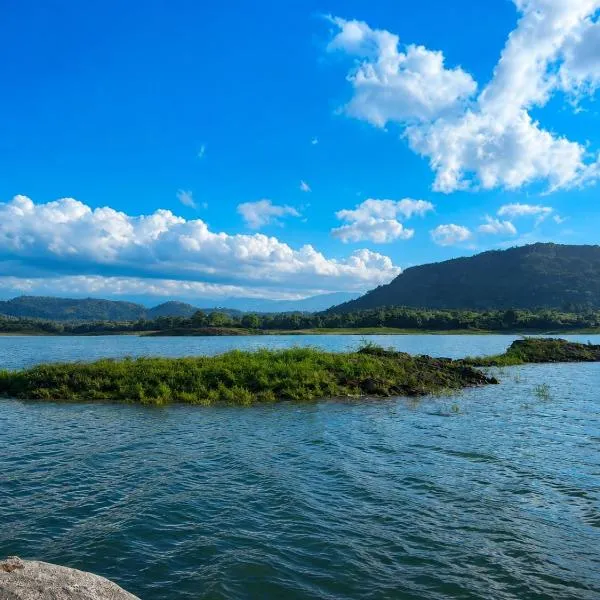 Elee Villa - Waterfront Retreat with Victoria Reservoir & Mountain Views، فندق في Teldeniya