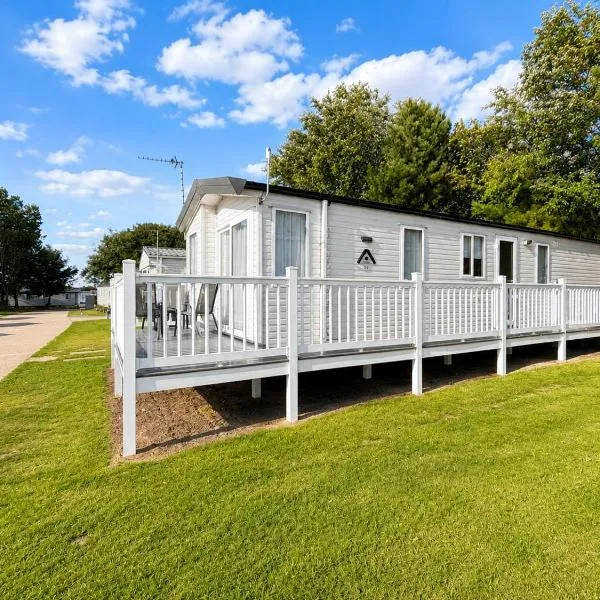 Beautiful Caravan With Decking At Broadland Sands Ref 20372Bs, Hotel in Hopton on Sea
