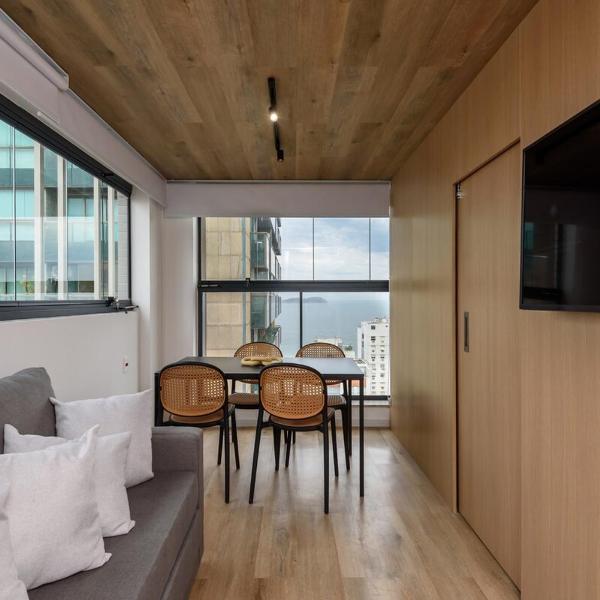 Studio moderno e vista para o mar