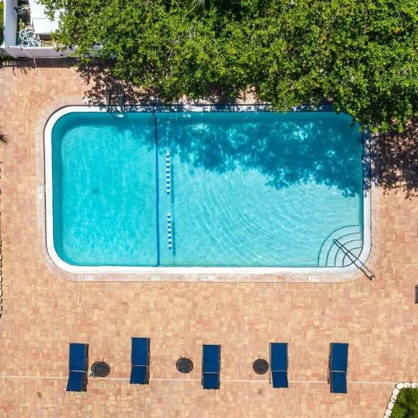 Sunnyside Palms - 2BR, Poolside, 5 min to Beach, hotel em Largo