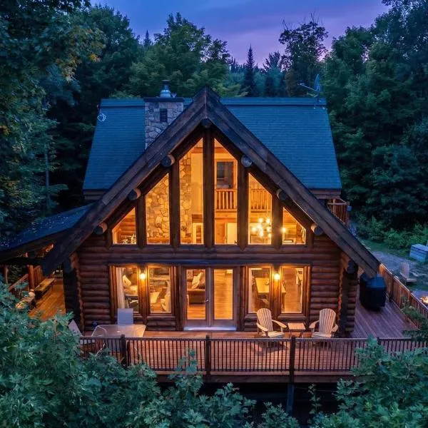 LOG CABIN w HOT TUB, BEACH access, near of TREMBLANT – hotel w mieście Labelle