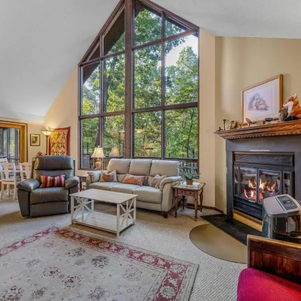 Fox Hollow - Hot Tub, Wifi, Pet Friendly, Screen Porch, Deck, Recreation Center, Pool Access, Golf Nearby, Hiking, Grill, Fireplace, King Bed, hotel en Hedgesville