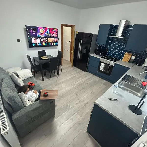Brand New 1 Bed Apartment Free Parking Sleeps 4 Near Leeds City Centre First Direct Arena St James Hospital Leeds، فندق في Roundhay