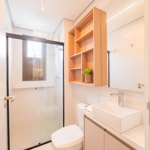 Apartamento em condomínio frente-mar, com estrutura de lazer completa para toda a família O condomínio conta com piscinas, jacuzzi, academia e brinquedoteca O apartamento oferece churrasqueira privativa na sacada e cozinha completa - Foto 3