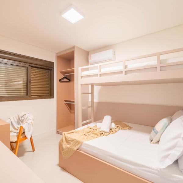 Apartamento em condomínio frente-mar, com estrutura de lazer completa para toda a família O condomínio conta com piscinas, jacuzzi, academia e brinquedoteca O apartamento oferece churrasqueira privativa na sacada e cozinha completa - Foto 2