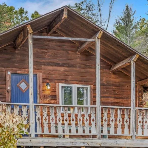 Viesnīca Whispering Hills -- Pet Friendly - Grill - Wifi - Fire Pit - Covered Porch - Screen Porch - Fireplace - View - Billiard Table - Game room pilsētā Hedgesville