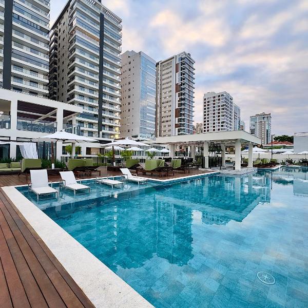 Apartamento em condomínio frente-mar, com estrutura de lazer completa para toda a família O condomínio conta com piscinas, jacuzzi, academia e brinquedoteca O apartamento oferece churrasqueira privativa na sacada e cozinha completa - Foto 4