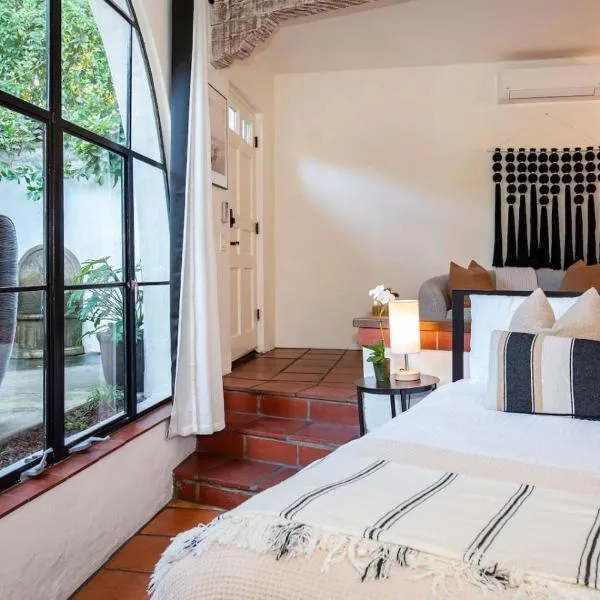 Casa Blanca Suite B2 - Sunlit Montecito Studio Retreat with Patio, hotel em Montecito