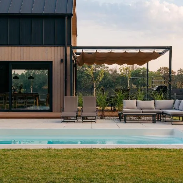 Blissko - boho willa z basenem, sauną i jacuzzi, hotel en Węgierskie