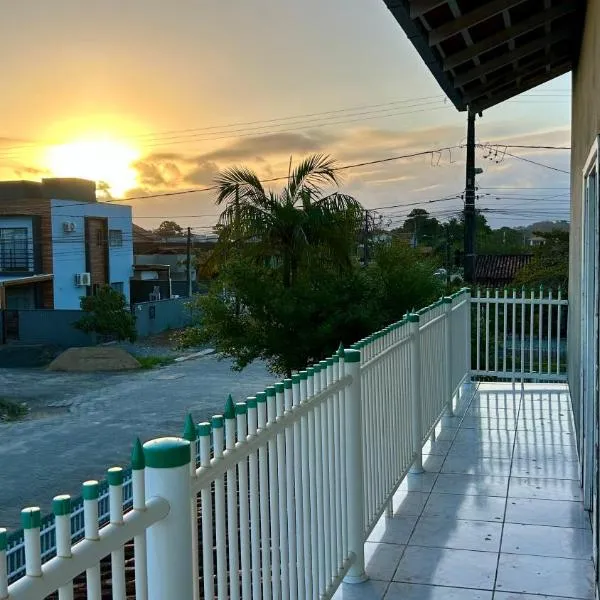 Apto 3 quartos 500m do mar, churrasqueira e varanda com vista para o pôr do sol, hotelli São Francisco do Sulissa