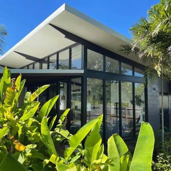 Tropical modernist Retreat, Hotel in Mission Beach