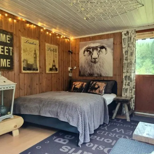 Gårdshytte med lavvu, hund tillatt, sauna, hotel v destinaci Åseral
