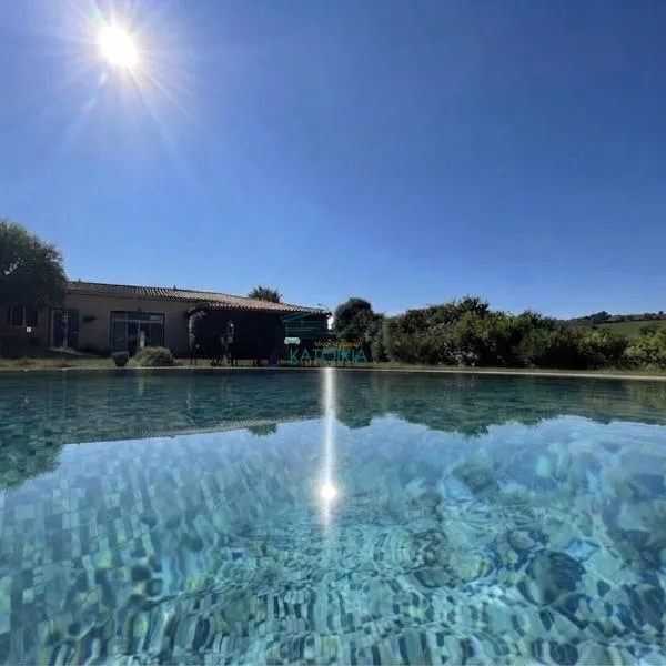 4 bedroom Luxury Villa with Swimming Pool and Lush Gardens Close to City & Beach, hotell sihtkohas Alexandroúpoli