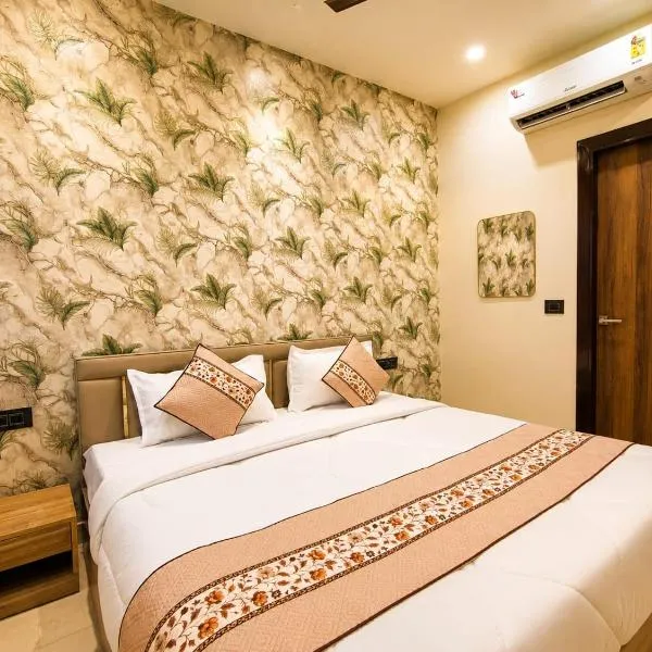 Hotel BM Velvet-The Premium Rooms " 5 Min Walk From Sector 18 Rohini Metro Station " Couple Friendly ", hotel in New Delhi